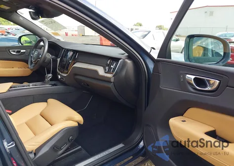 2018 Volvo Xc60 T5 Inscription z USA, uszkodzony, nr VIN YV4102RL3J1023911